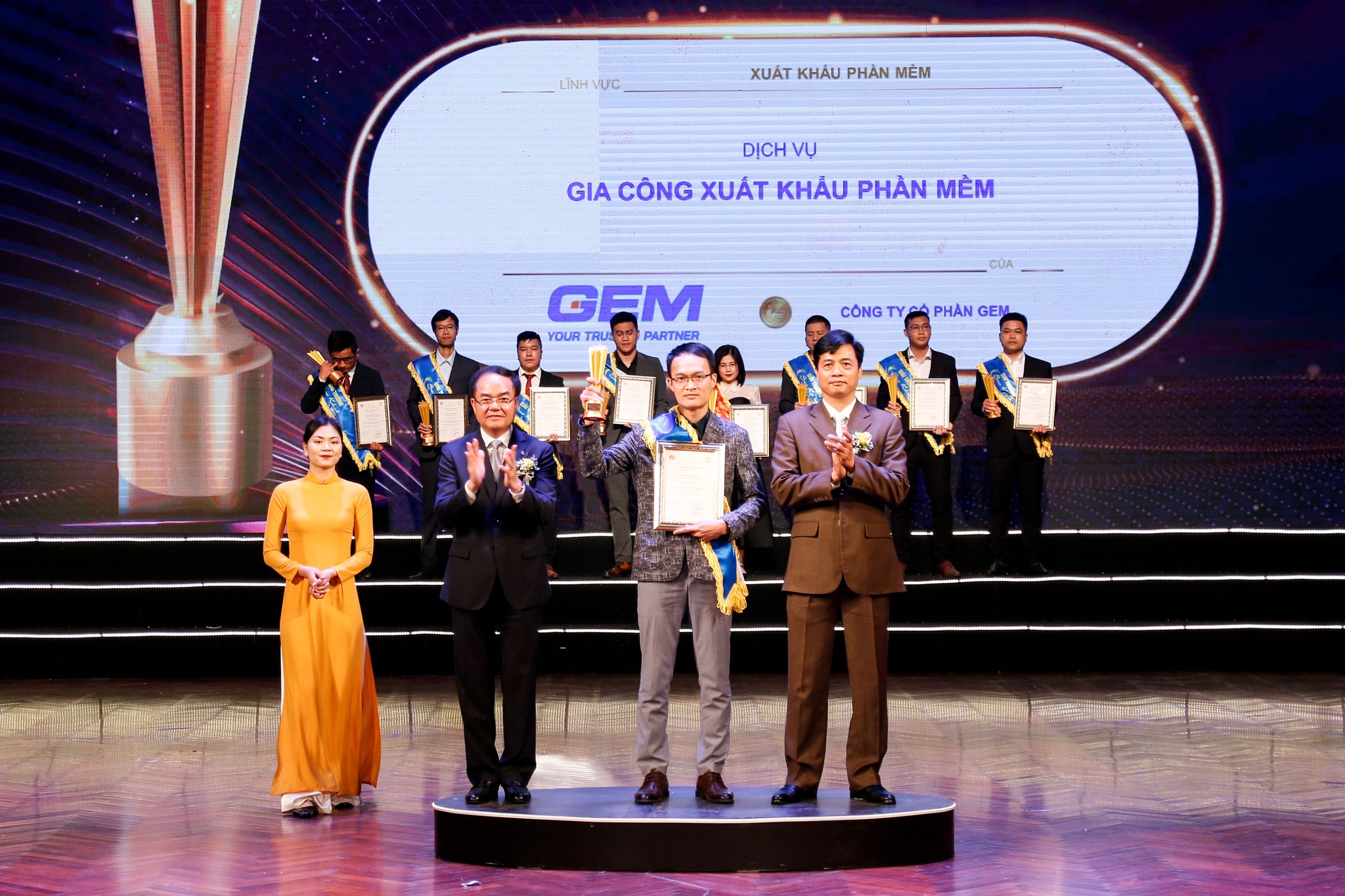 Cựu sinh viên tri ân Trường Đại học Công nghệ, ĐHQGHN bằng việc làm thiết thực Cựu sinh viên tri ân Trường Đại học Công nghệ, ĐHQGHN bằng việc làm thiết thực