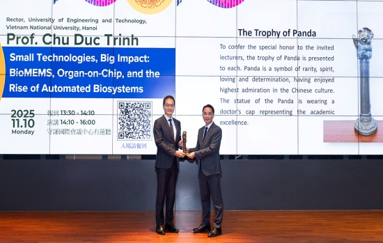 GS. TS. Chử Đức Trình – Hiệu trưởng Trường Đại học Công nghệ (ĐHQGHN) trình bày chủ đề “Từ các công nghệ vi mô tới thế hệ tiếp theo của vi mạch bán dẫn” tại Đại học Tamkang