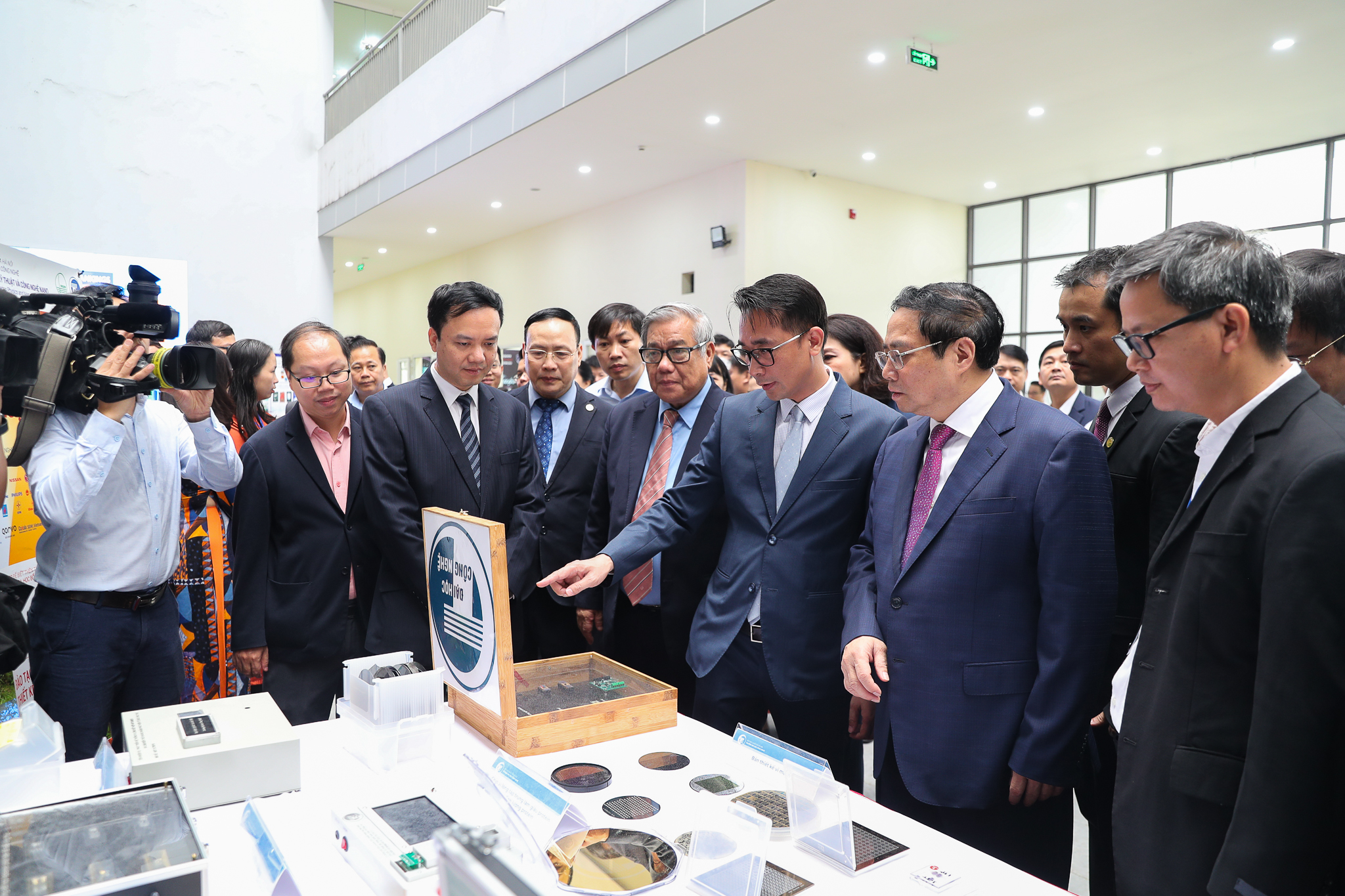 Thu-tuong-Chinh-phu-tham-quan-gian-trung-bay-cua-Truong-DH-Cong-nghe-nhan-dip-tham-du-Trien-lam-cong-nghe-VNU-2023-