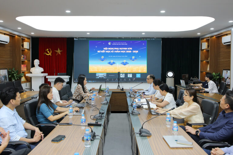 Trường Đại học Công nghệ tổ chức Hội nghị phụ huynh khóa QH-2025 sơ kết học kỳ I năm học 2025-2026