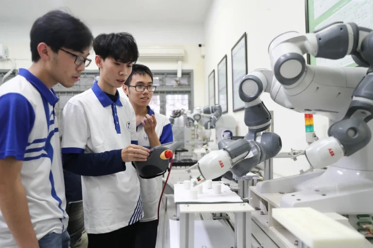 Chính sách mới về học bổng cho người học các ngành khoa học cơ bản, kĩ thuật then chốt và công nghệ chiến lược